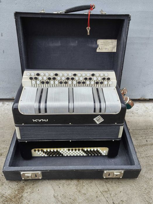 Продам баян «Кунгур» с чемоданом в отличном состоянии.