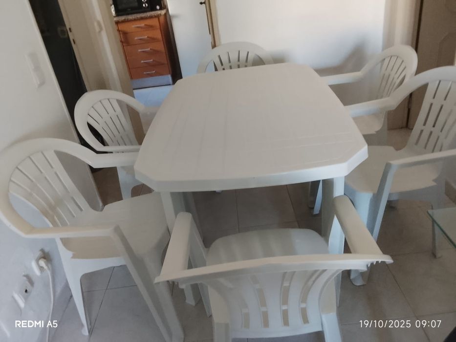 Mesa plástica com 6 cadeiras