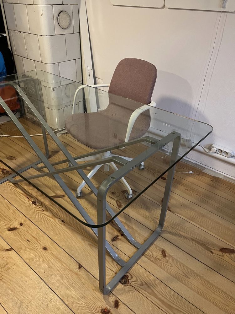 Biurko ze szklanym blatem (Ikea)