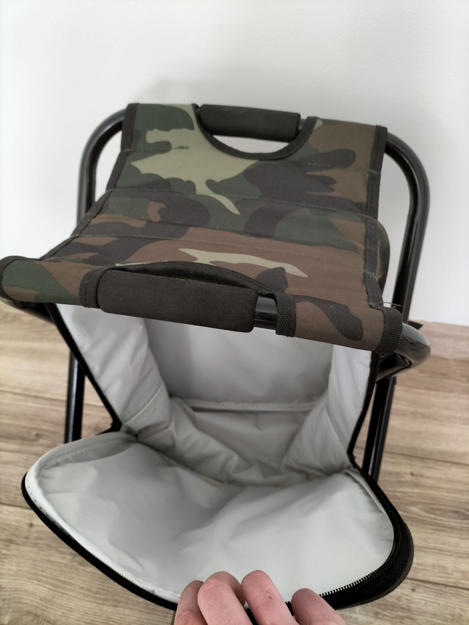 Składane krzesło na ryby z plecakiem i torbą termo na picie militarny
