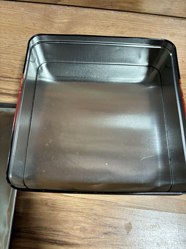 Metalow puszka po czekoladkach.