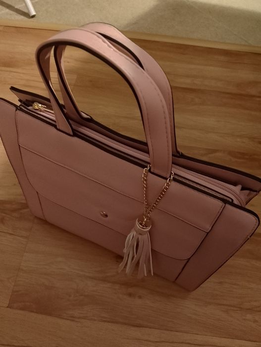 Nowa torebka na ramię z frędzlem w kolorze pudrowym