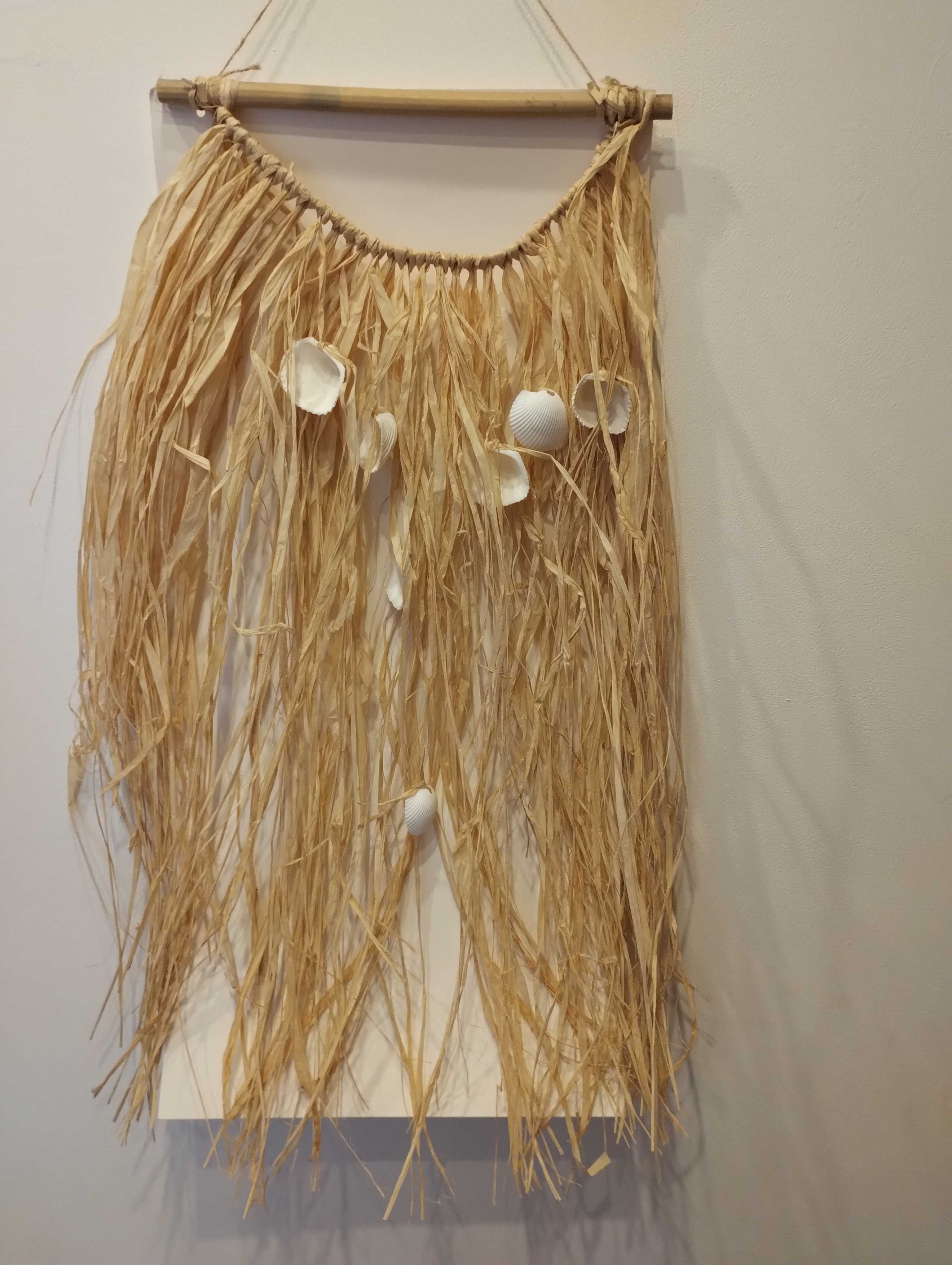 Dekoracja ścienna boho z muszlami i trawa rafii