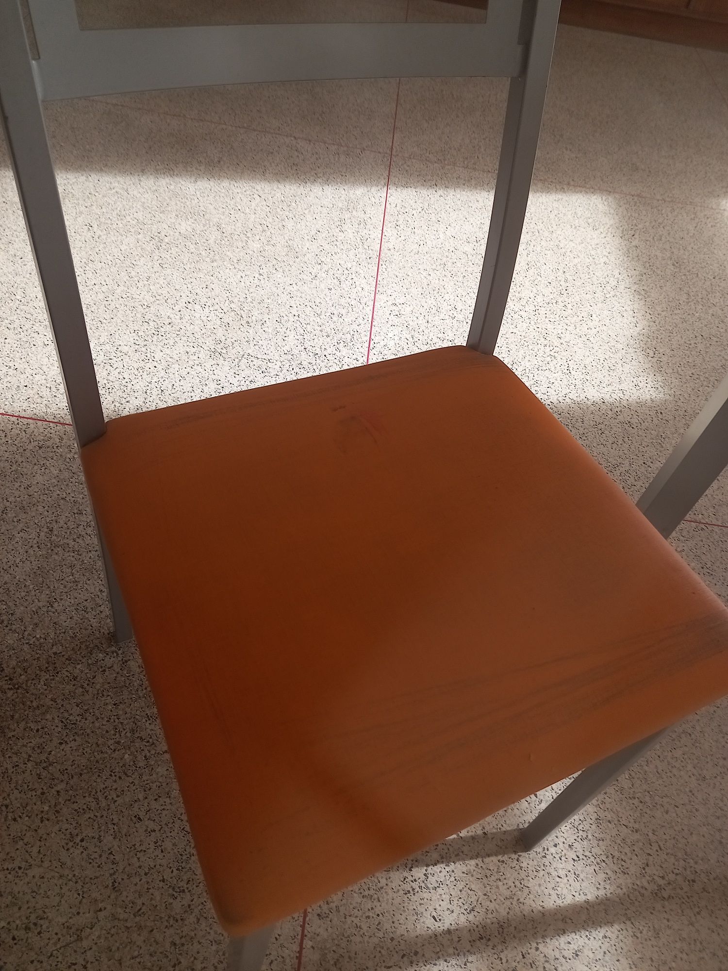 Mesa de cozinha, como nova e duas cadeiras com estrutura em inox.