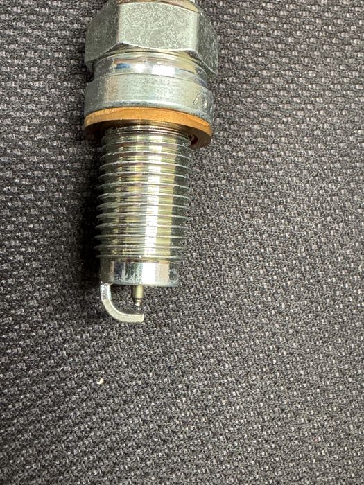 Свеча зажигания NGK Laser Platinum PKER7A8EGS 95463 комплект 4 штуки