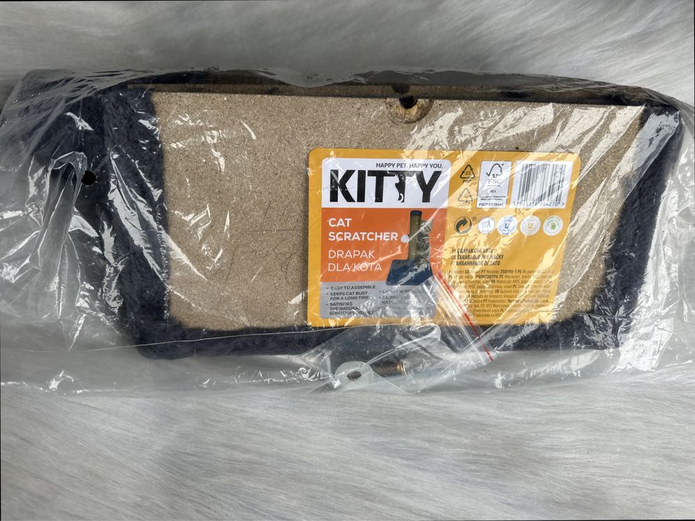 Nowy drapak dla kota Kitty