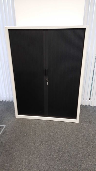Armário metálico com portas de persiana marca Famo