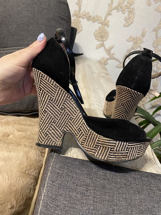 Женские босоножки на танкетке