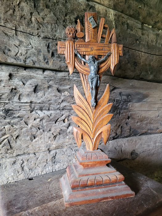Drewniany rzeźbiony krzyż pasyjka