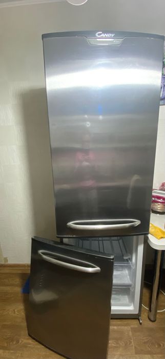 Продам холодильник Candy на запчасти.рабочий.