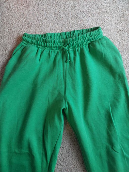 Zielone spodnie dresowe ZARA – rozmiar L