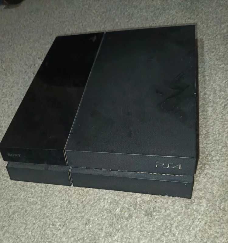 Konsola Playstation 4 w zestawie z padem i grami