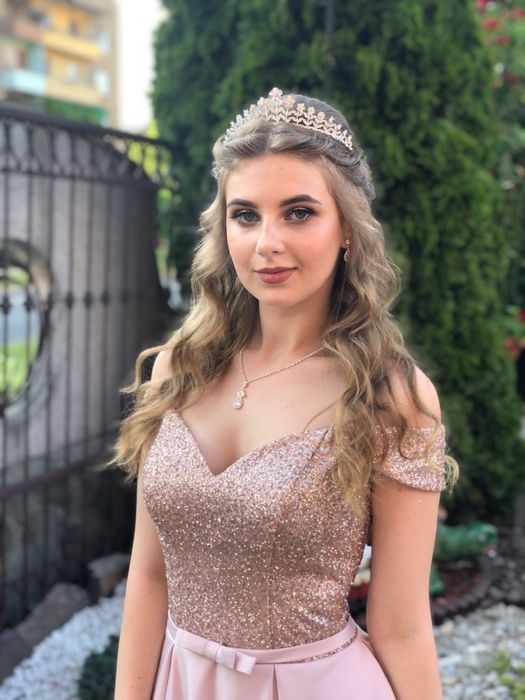 Вечірня сукня з атласу