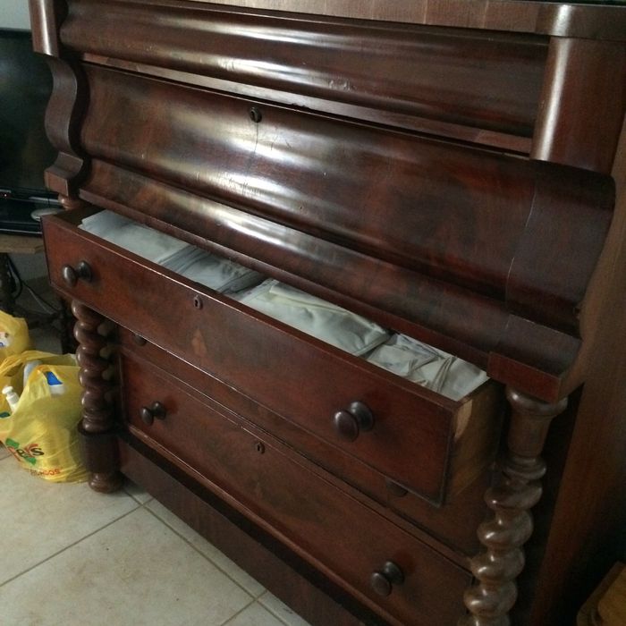 Cómoda antiga em perfeito estado.