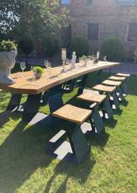 Drewniany stół z siedziskami