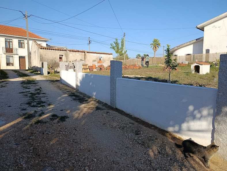 Moradia térrea para reconstruir, com logradouro e jardim