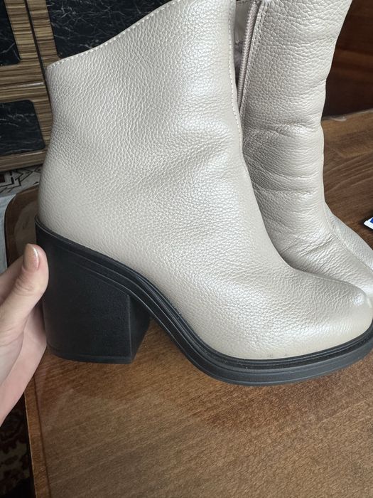 Зимові чобітки 38 розміру бежевого кольору