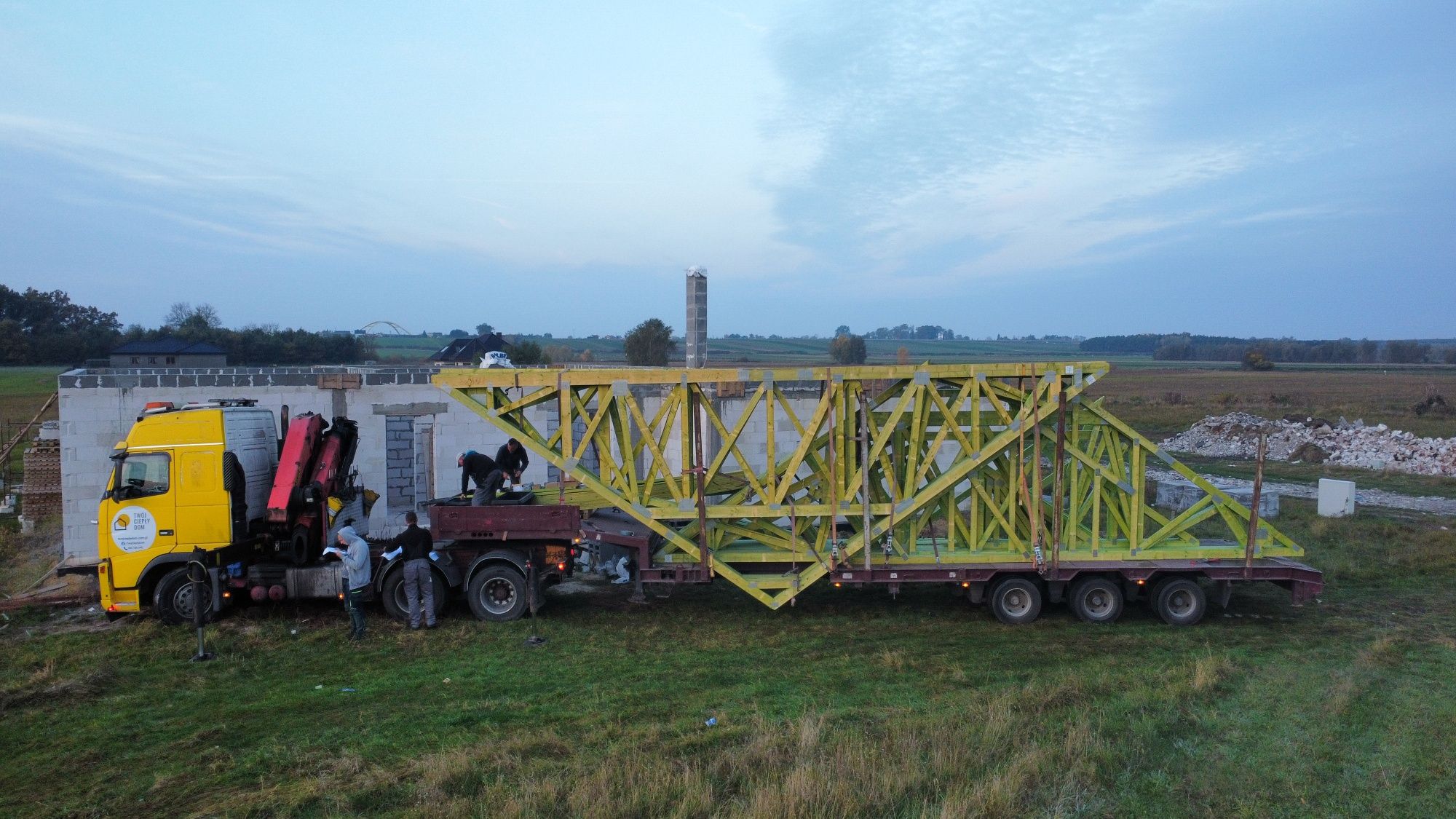 Usługi transportowe. Gabaryty. Pilot. Plotowanie pojazdów. Hds.
