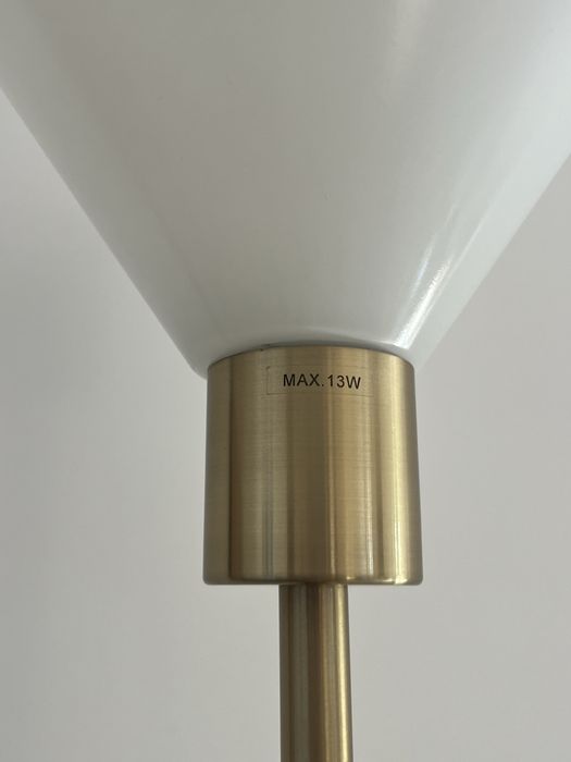 Candiero dourado com detalhes em branco