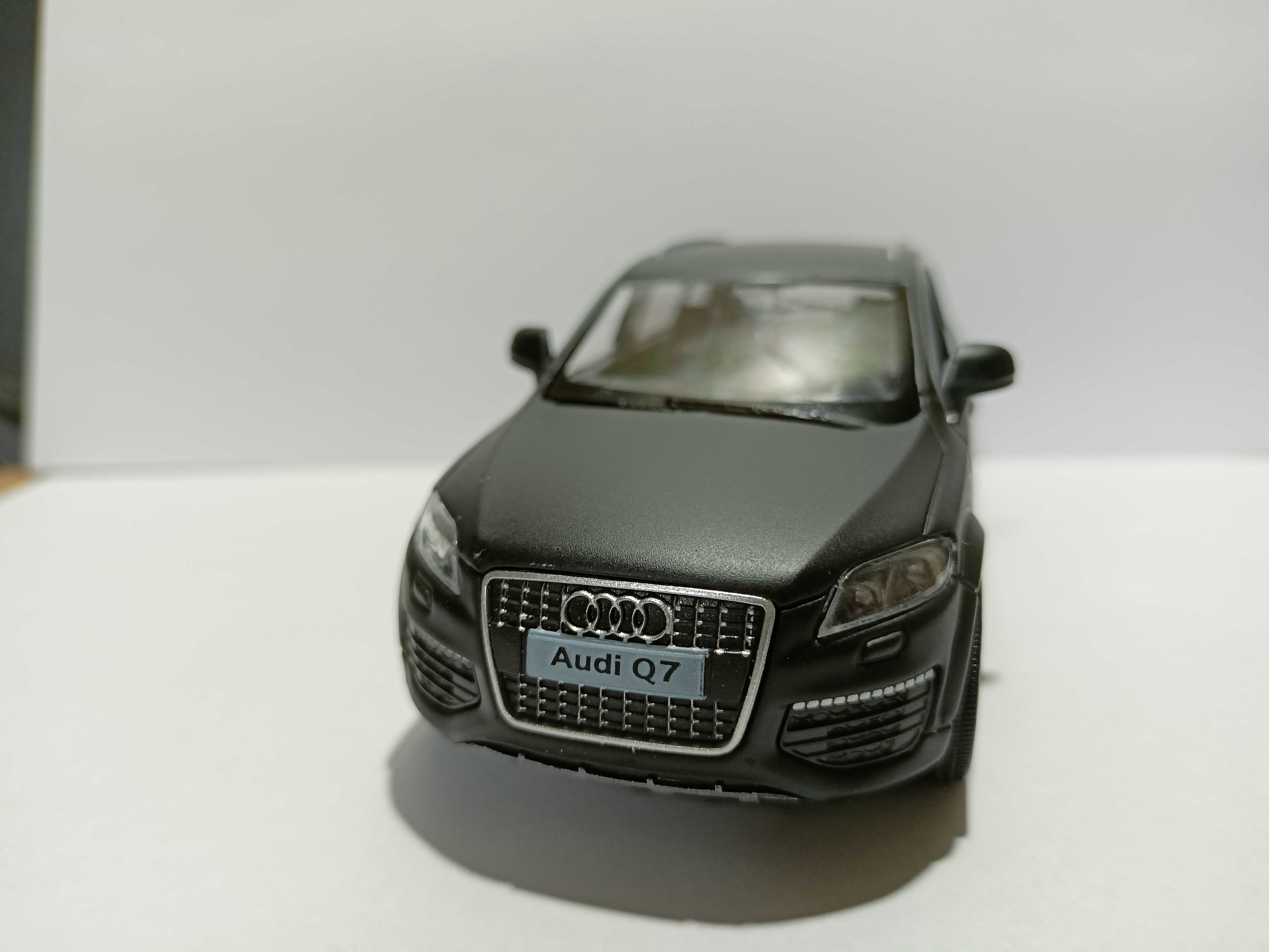 Autko AUDI Q7 SUW zabawka 1:36 METAL