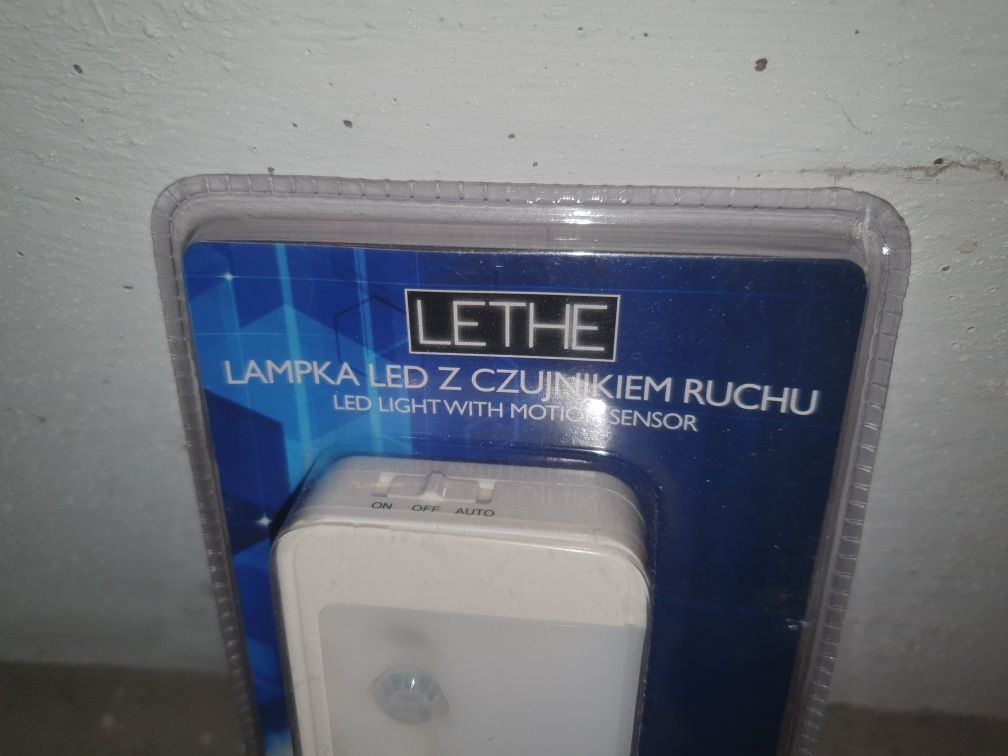 Lampka led z czujnikiem ruchu na baterie