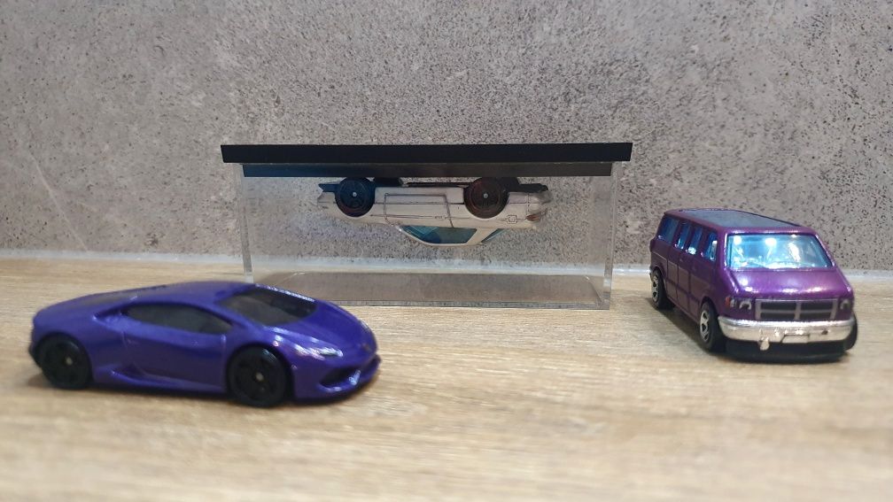 Gablotka na model 1:64 taka jak Hot Wheels RLC