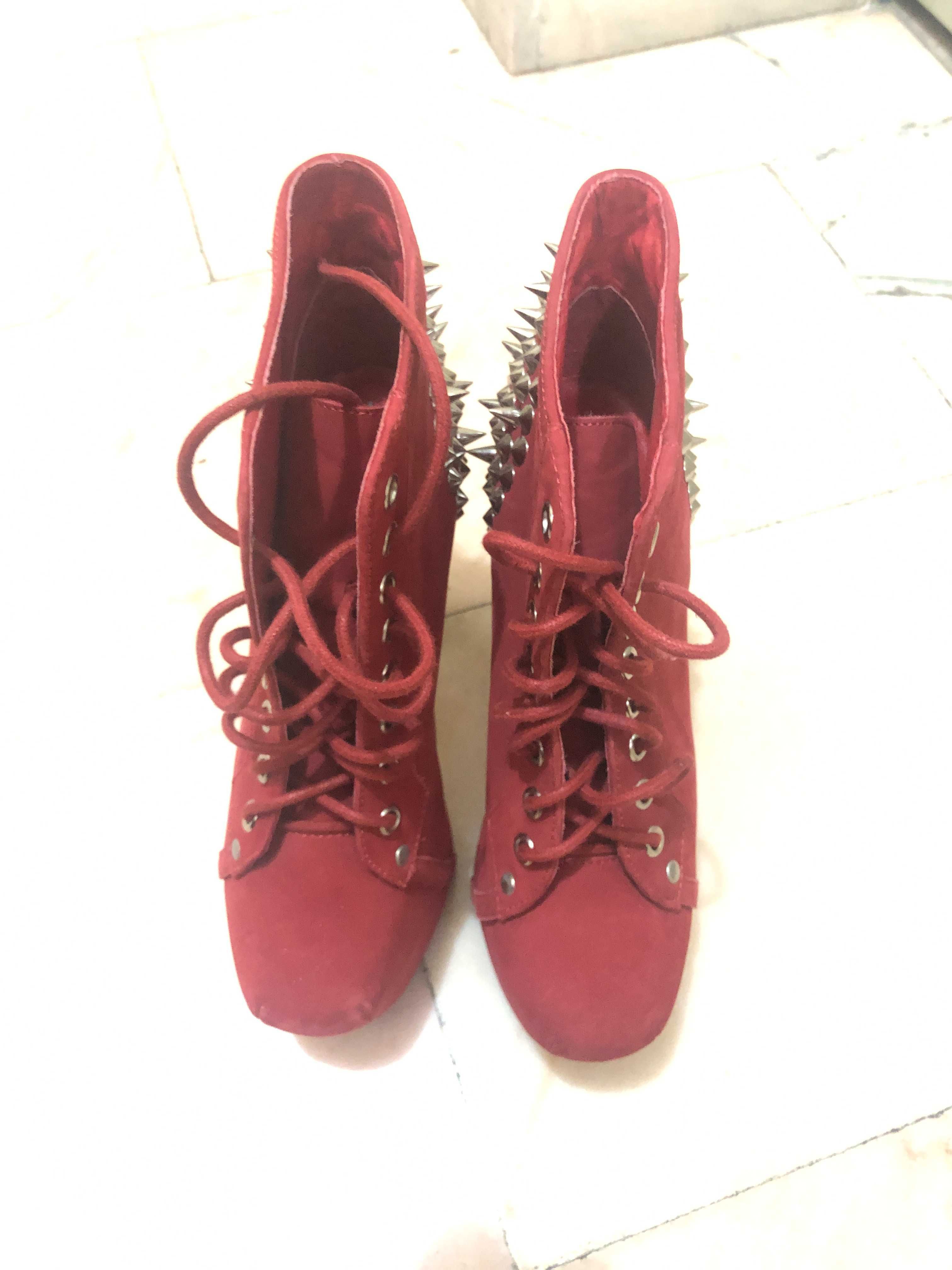 Botas em Pele com Espinhos Jeffrey Campbell