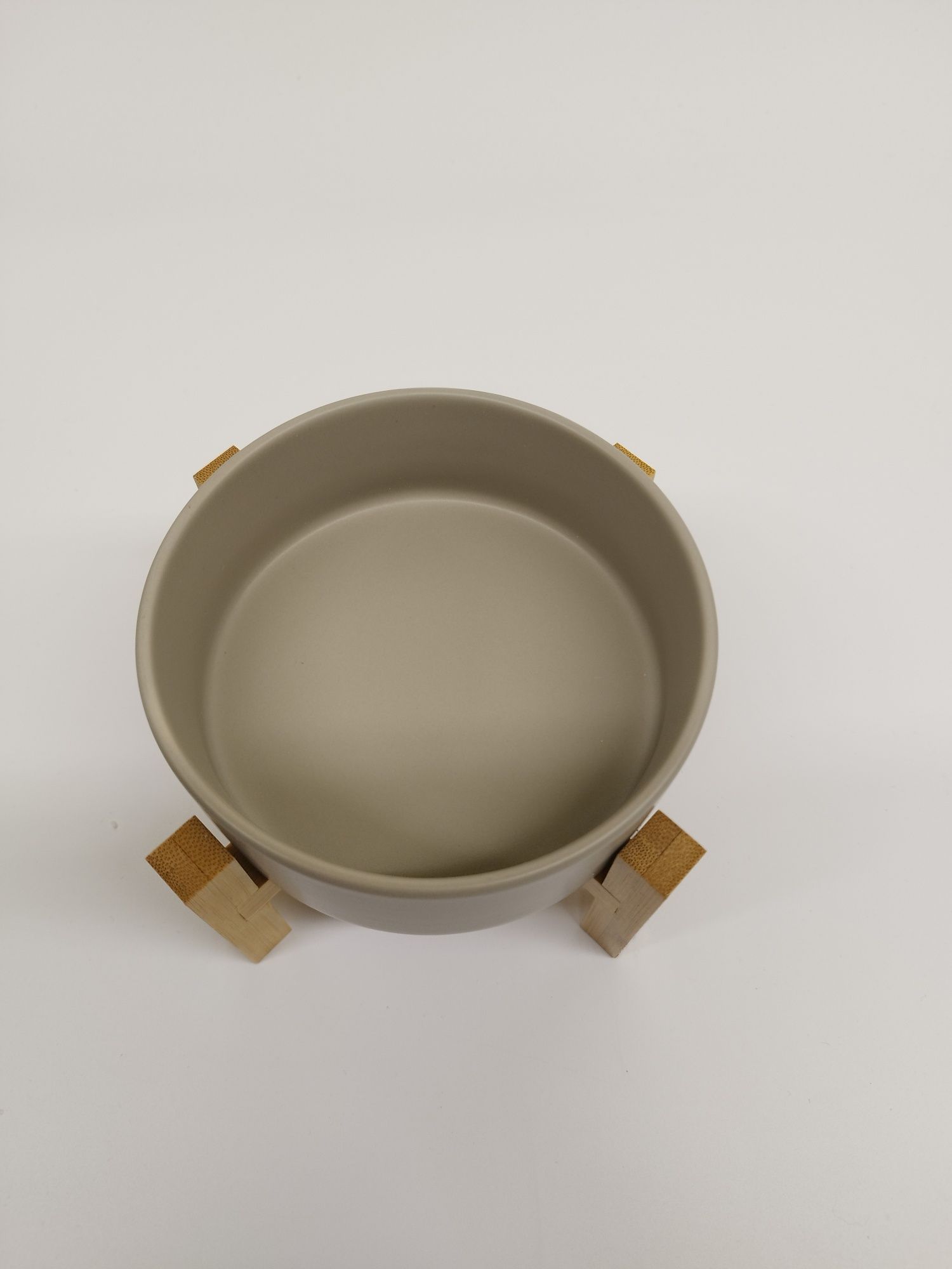 Ceramiczna miska dla zwierząt na stojaku