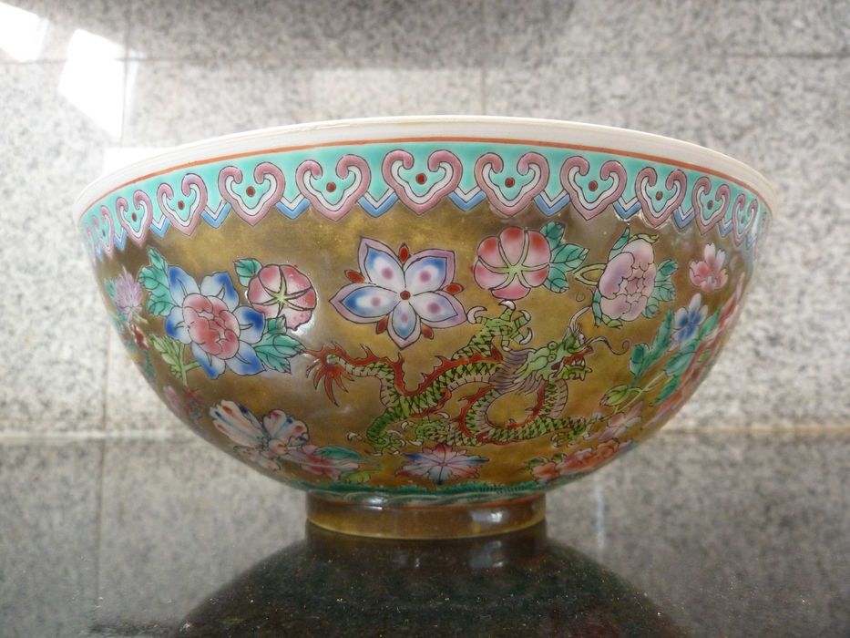 Duas taças chinesas em porcelana fina.