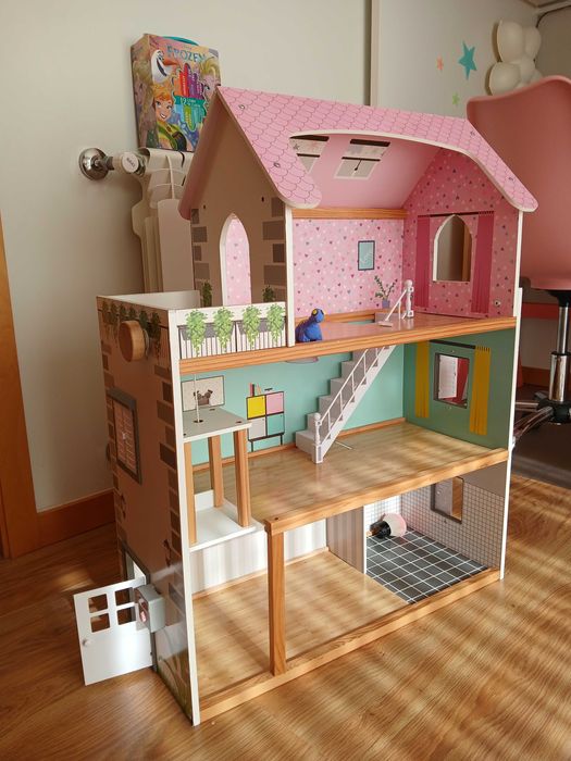 Casa de bonecas em madeira