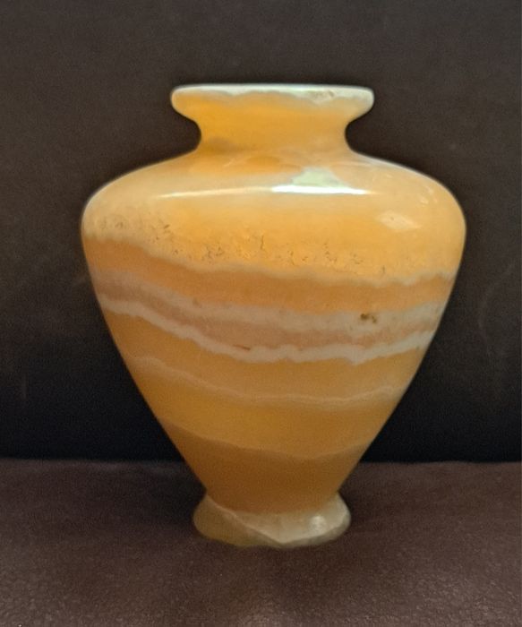 Pękaty wazon z onyksu.