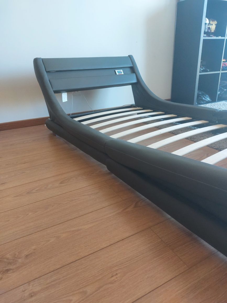 Cama de solteiro com luzes LED