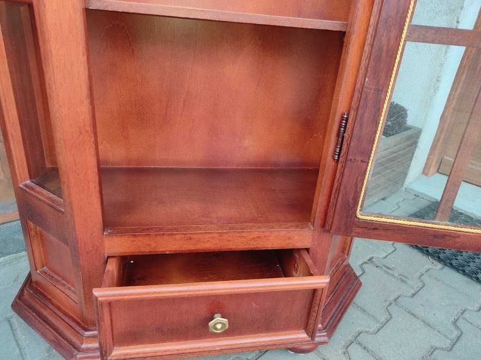 Bardzo ładna witryna biblioteczka  orzechowa  z szufladą