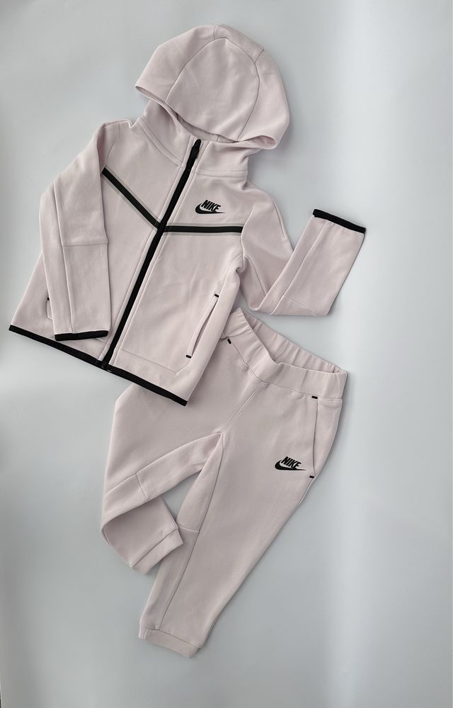Продам дитячий спорт.костюм Nike Sportswear Tech Fleece DB7388-605