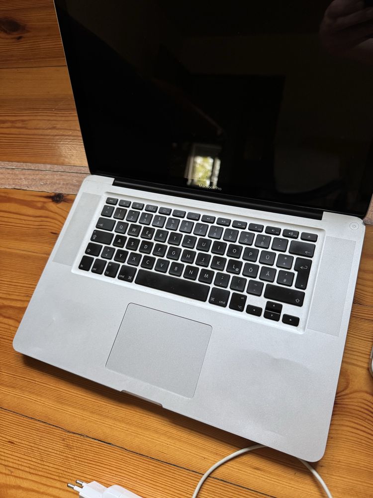 Sprzedam dwa laptopy macbook A 1286 i toshiba
