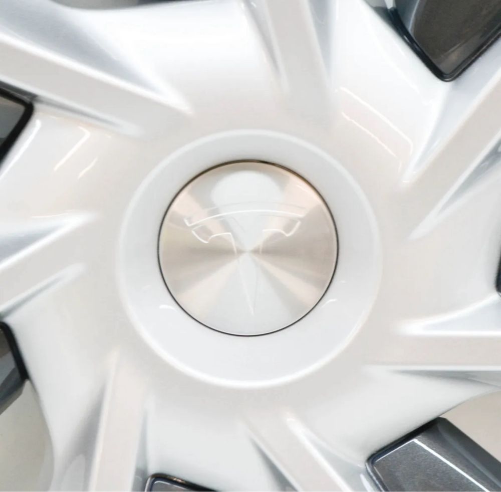 1044235-00 нові ковпаки tesla Model Y 2023