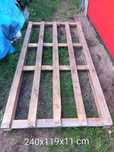 Palety o wymiarach 240x119x11 cm.