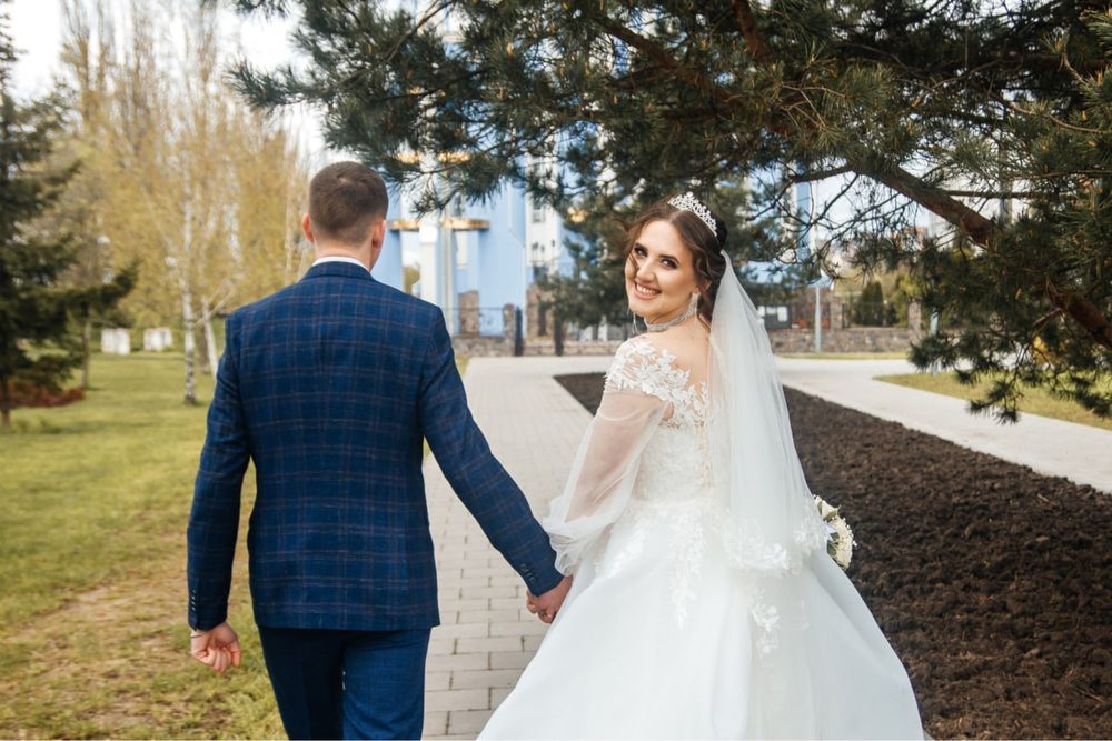 Продам весільну сукню