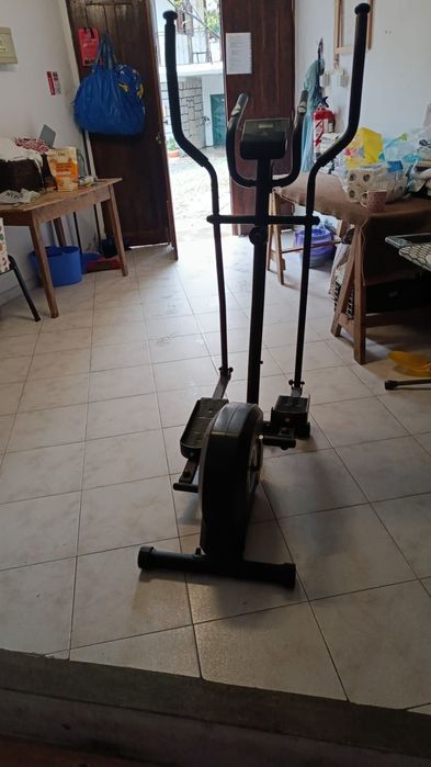 Máquina de exercício - bicicleta elíptica