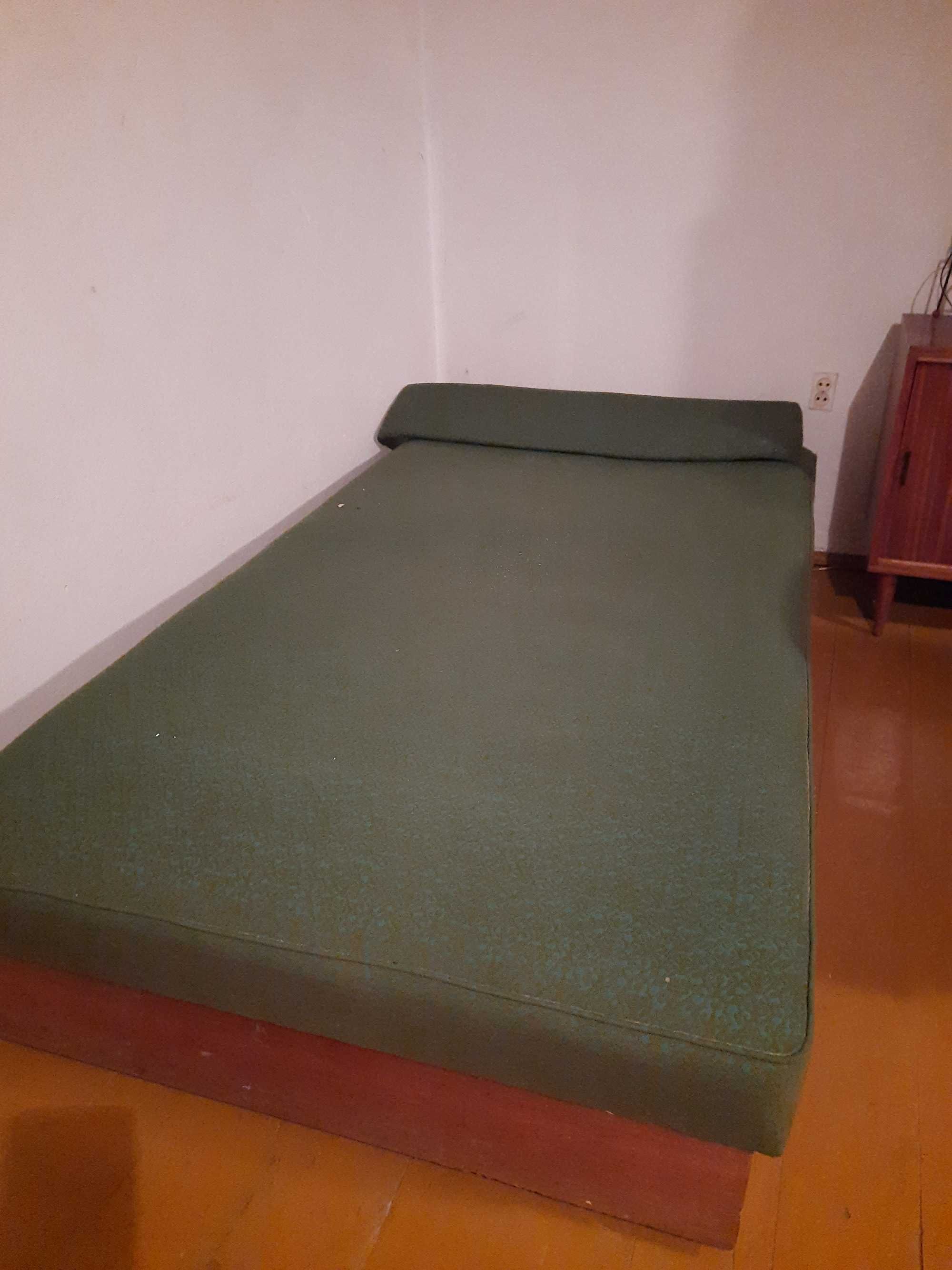Duży zielony tapczan