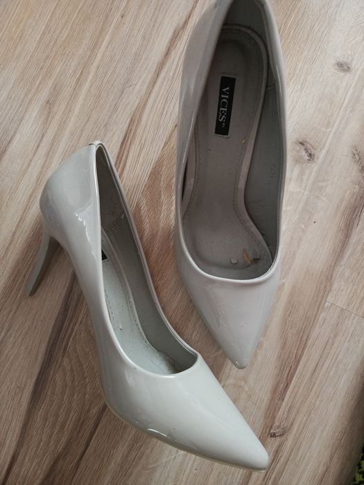 Szare lakierowane szpilki Vices 40