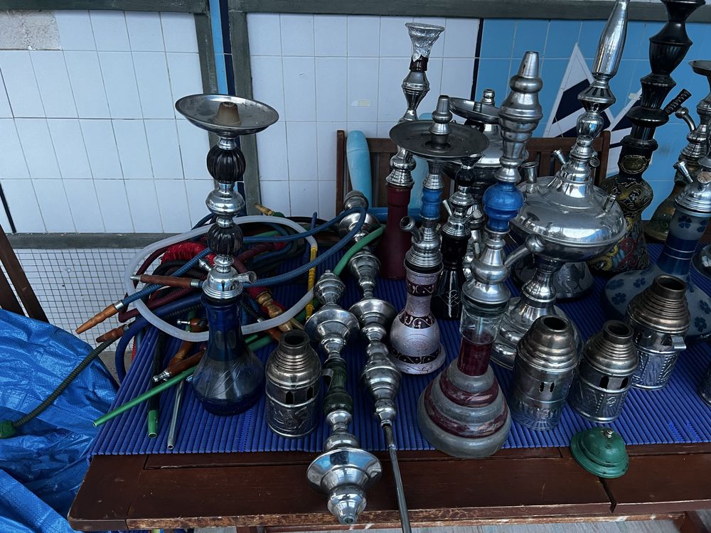 Diversas shishas e acessorios
