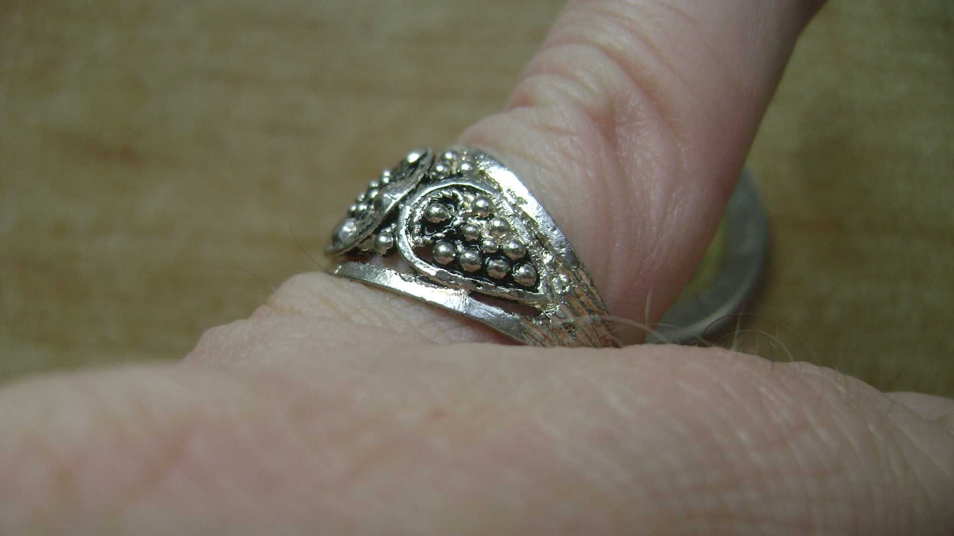 Starocie z PRL - Biżuteria = Pierścionek metalowy rozmiar 17