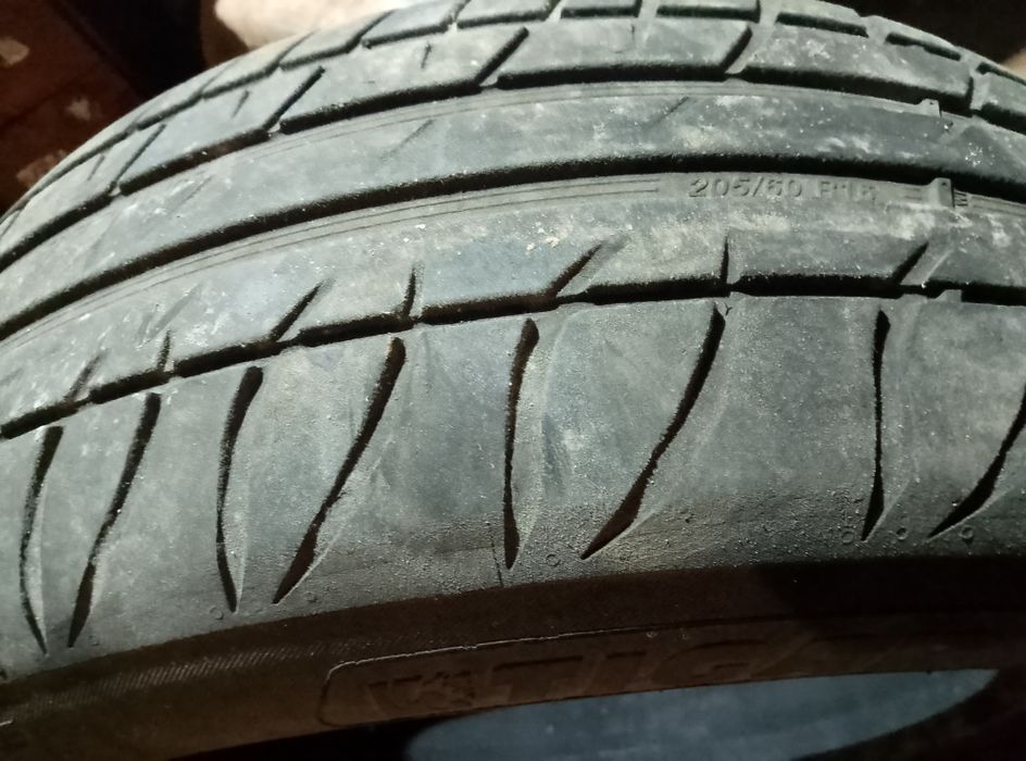 Продаю два колеса шини 205,60,16