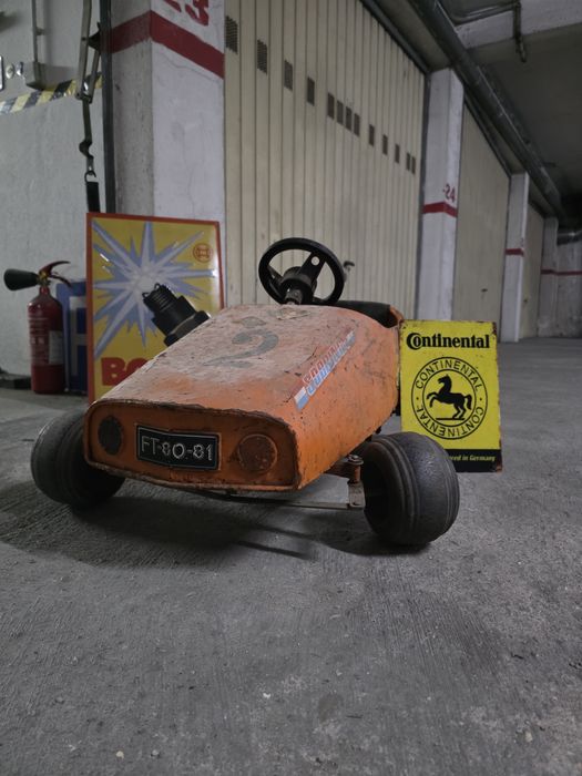 Carrinho a pedias "1981"