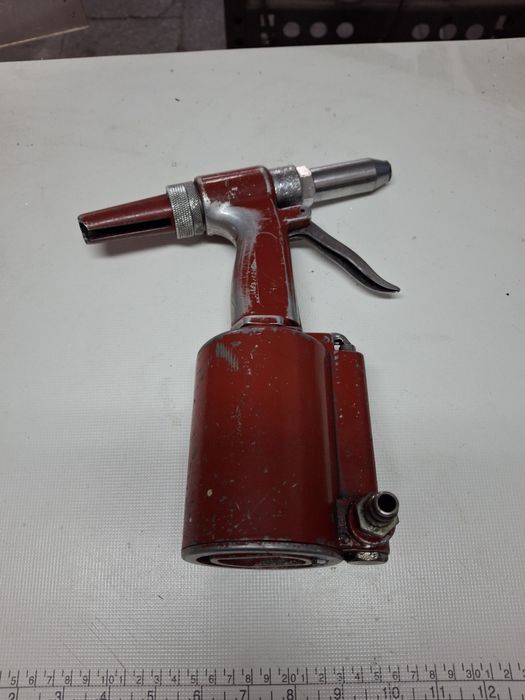 Пневмопистолет закльопочний