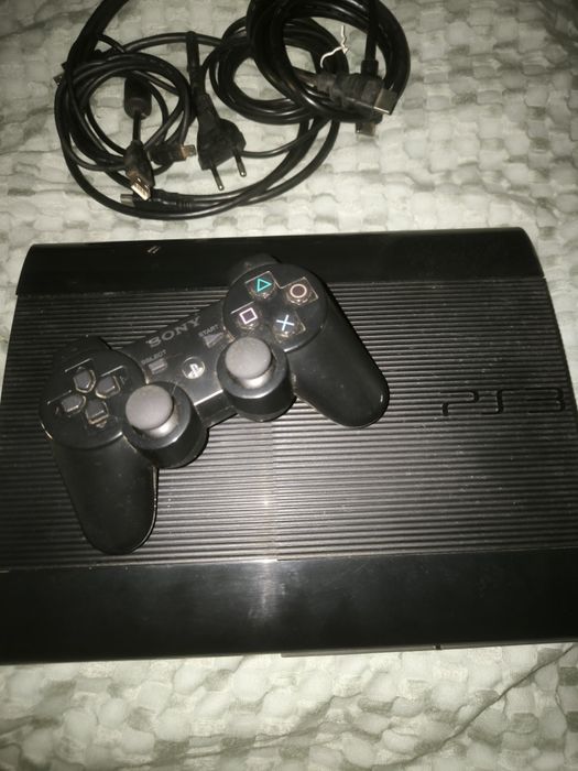 Playstation 3 super slim 500gb mais comando (vai com os cabos também)