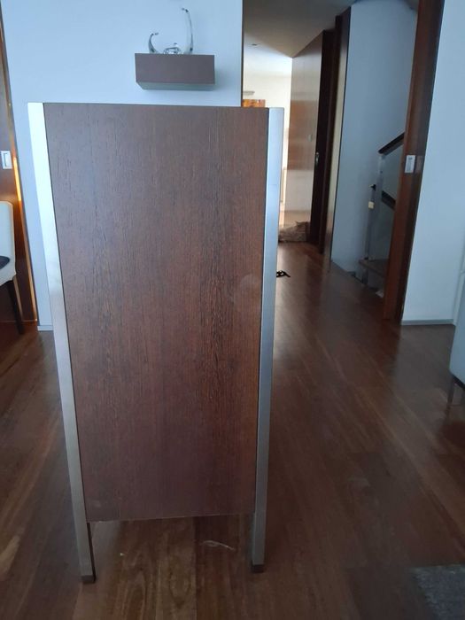 Aparador de design exclusivo em madeira maçica e aço