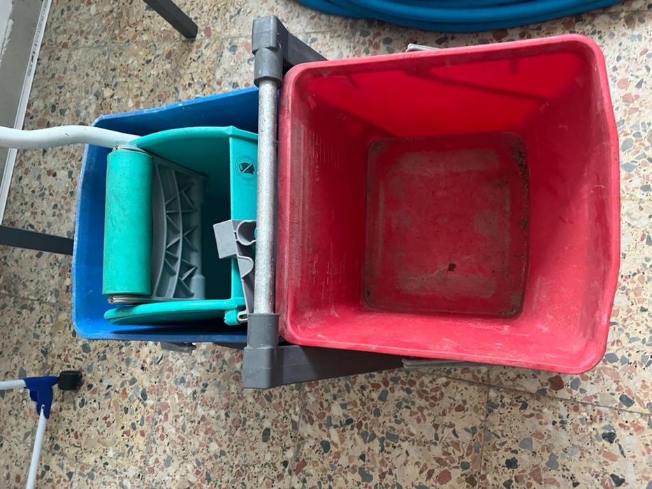 Dois Carrinhos de Limpeza Indústrial