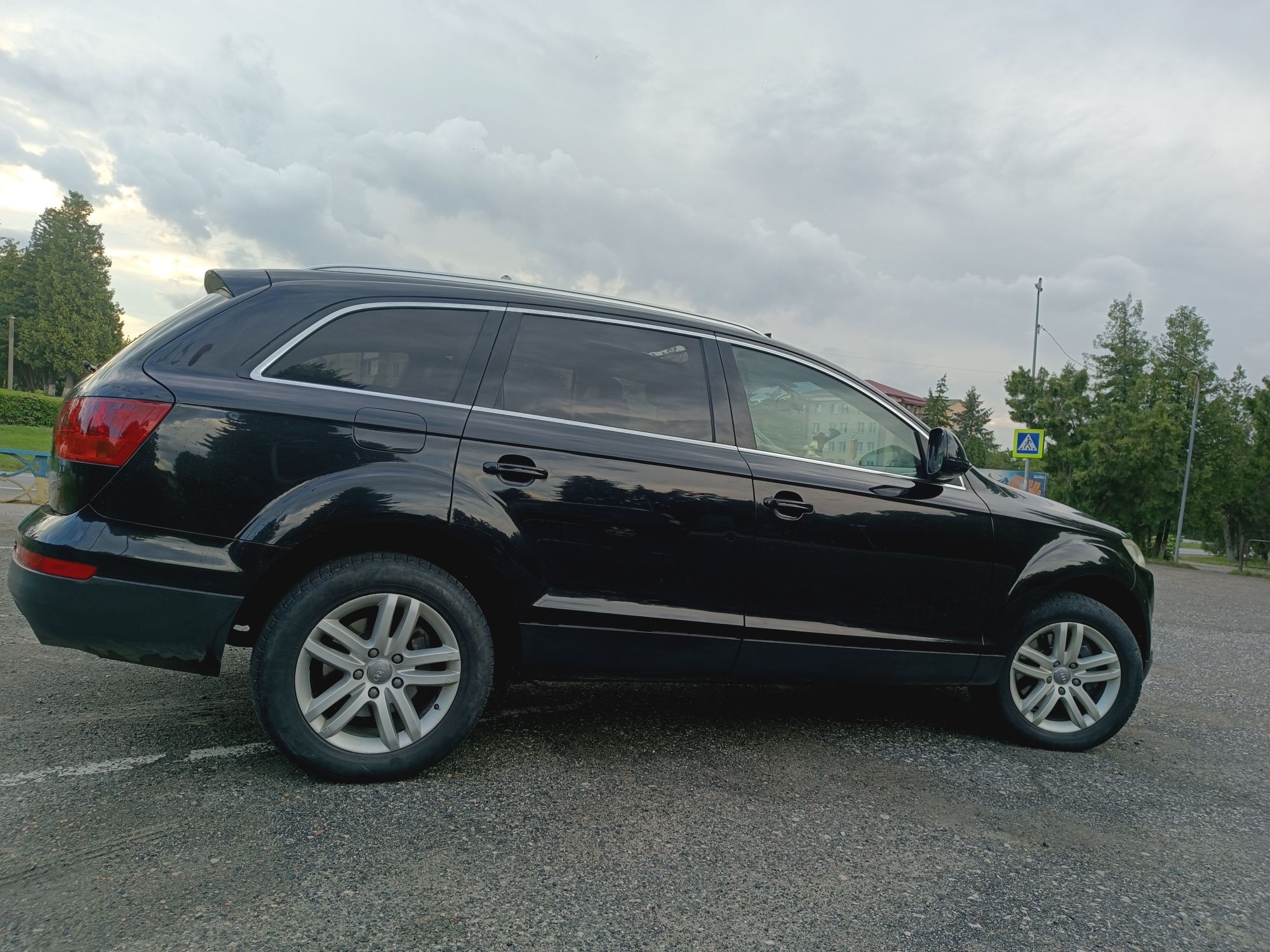 Продам Audi Q7 в багатій комплектації.